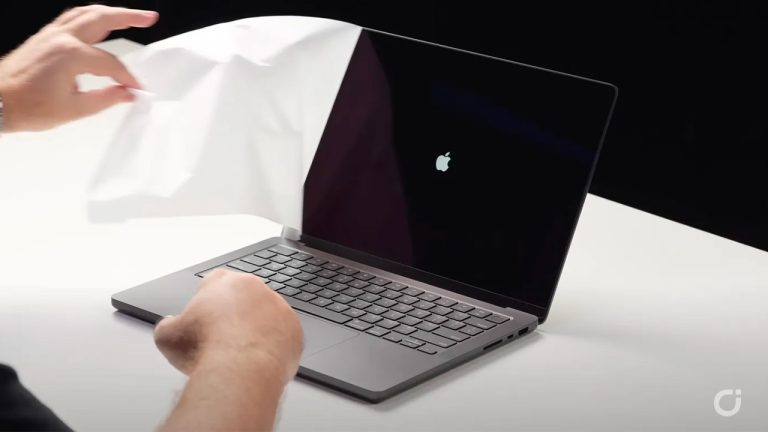 Il MacBook Pro con display OLED arriverà nel 2026 e potrebbe dire addio al notch