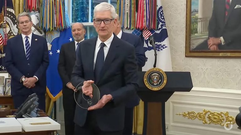 South Park prende in giro Tim Cook e il suo “regalo dorato” a Trump