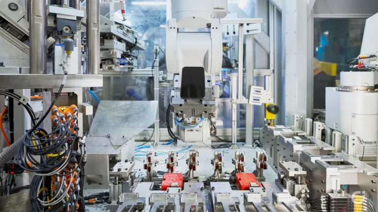 Apple obbliga i fornitori ad automatizzare le catene di montaggio a proprie spese